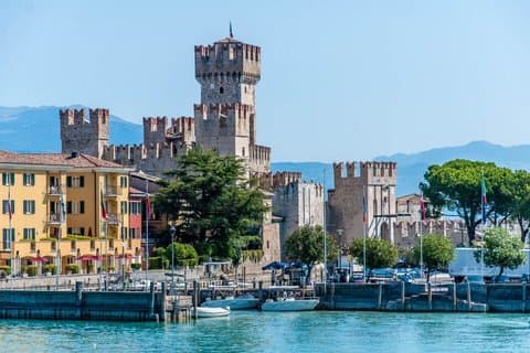 From Peschiera : Boat cruise to Sirmione