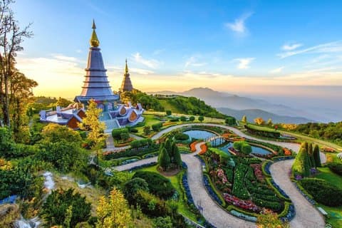 Doi Inthanon Scenic Explorer Vattenfall, pagoder och bergsstammar