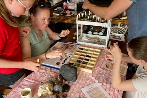 Kreieren Sie Ihre eigene Kristall Aromaöl Ritual Erfahrung