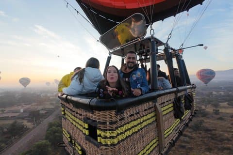 Teotihuacan : Flight by Globe, Restaurant "La Gruta" and Transportation