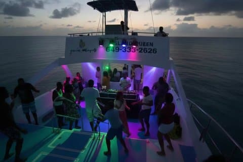 Katamaran Party Tour 5 timers kun voksne oplevelse i Grace Bay