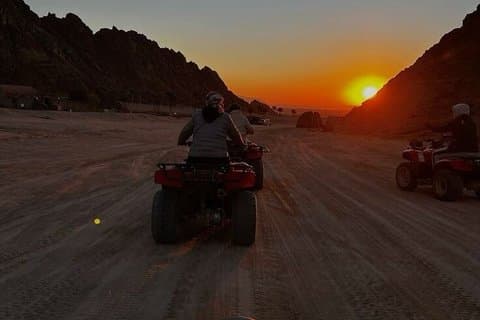 Safari al atardecer en el desierto con cena beduina y paseo en camello