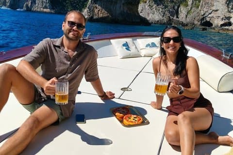 Capri : SMALL GROUP Boat Tour with Pizza and Beer