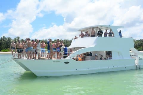 Hip-Hop-Partyboot mit Schnorcheln und offener Bar in Punta Cana