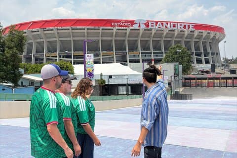Ausflug mit Freunden zum Aztekenstadion, Tacos und ein Getränk wie für die Götter.