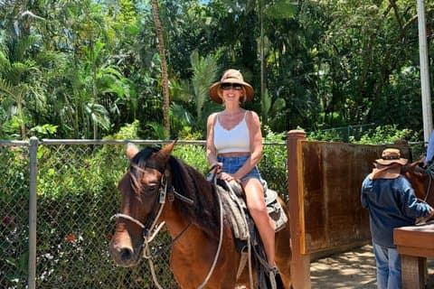 Randonnée à cheval, observation de singes et de paresseux, et visite de l'île