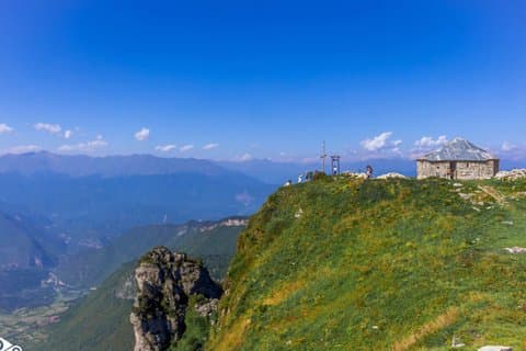 Excursión privada de un día desde Kutaisi al lago de las cascadas de la montaña Khvamli