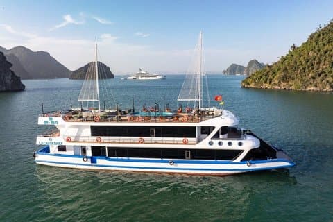 07 heures Explorez la baie d'Halong sur La Casta Cruises
