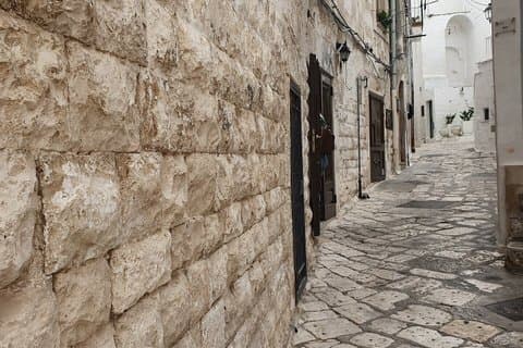 Descubra Bari: Cidade Velha, Monumentos Históricos e Promenade Costeira
