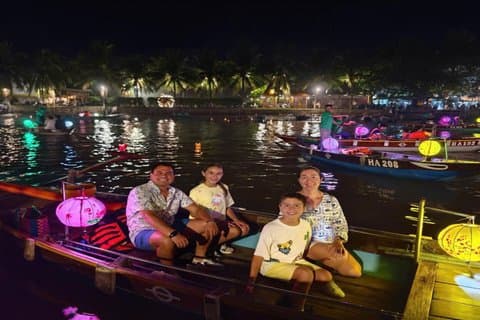 Hoi An: Hoai River Boat Trip by Night and Floating Lantern