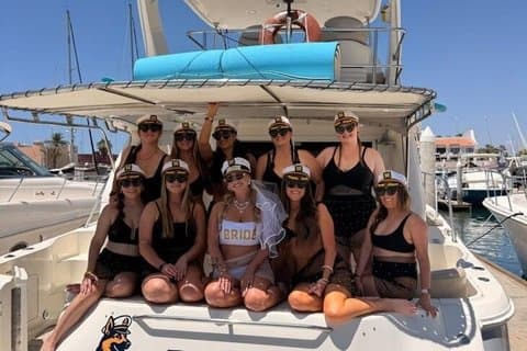 Cabo Bachelorette Yacht Party met drankjes en eten