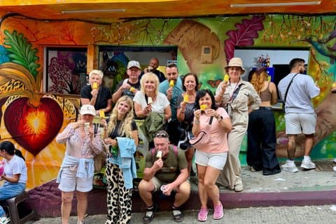 Private Tour of Commune 13 in Medellin with Metrocable + Fruit