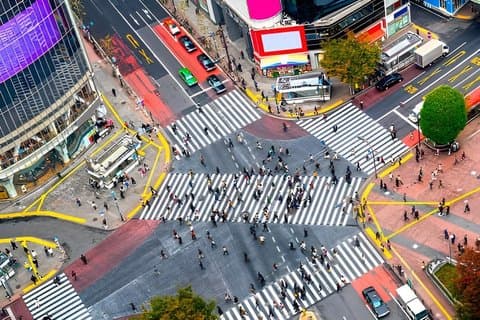 渋谷グリッティー・バックストリートとアーバンラグジュアリーの2つの顔