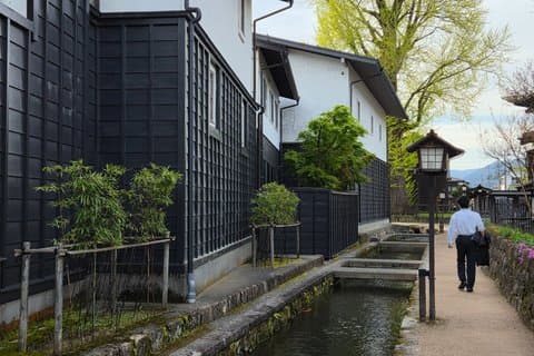 Hida Furukawa: White-Walled Streets and Carpentry Tour