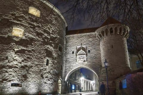 Promenade fantôme de la vieille ville de Tallinn hantée avec de vraies histoires locales