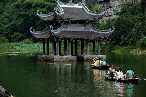 Scenic Ninh Binh dagtour : Bai Dinh Pagoda & Trang An