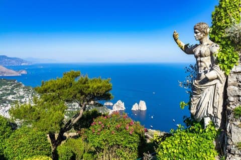 Oplev Porto Turistico Capri med bil