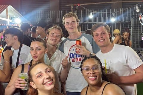 Dançar a noite fora em um Pedra do Sal Bar Crawl