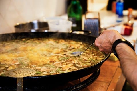 Geniet van uw eigen groentepaella in Russafa.