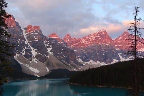 Tour all'alba di Moraine Lake e Lake Louise con colazione