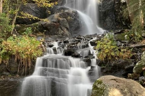Esplora la cascata di Sarabraten e le scogliere Hauktjern