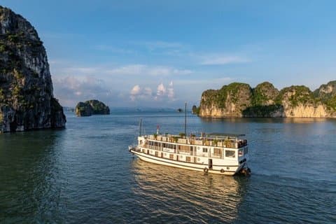 3 - Tag Erkunden Sie die verborgene Schönheit von Bai Tu Long auf Renea Cruises