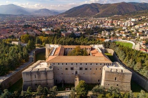 Privat Italien Kulturcentrum Slott Krig Fort Grottor och Linbana