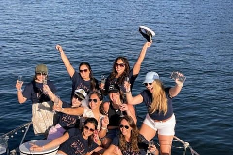 Croisière VIP en yacht sur le Douro à Porto, privée avec vin mousseux.