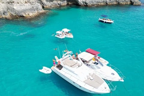 Passeio de barco pelas águas de Marzamemi