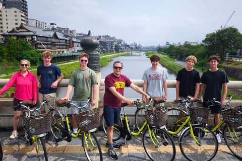 Kyoto E-Bike through Willows and Ancient Gates: Viagem em grupo pequeno
