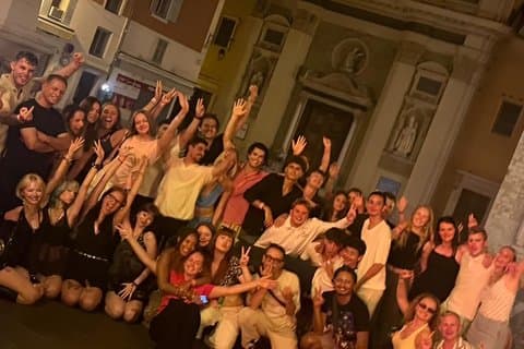 Florence Nightlife Pub Crawl 3 bares y 1 club con juegos