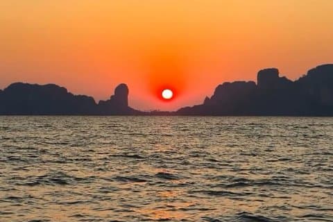 Tour in barca al tramonto e plancton bioluminescente da Koh Lanta