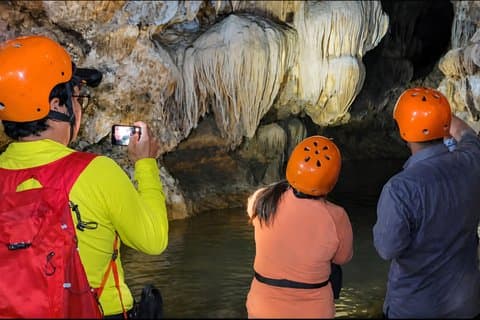 Yogyakarta : Caminata a la cueva del Cerme con guía y equipo (Opción almuerzo)
