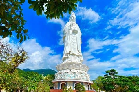 Lady Buddha bij Monkey Moutain - Marble Mountain Tour vanuit Da Nang