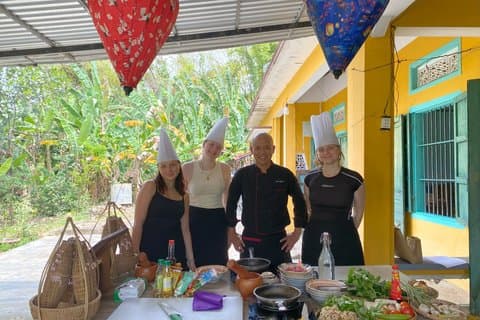 Hoi Una clase de cocina con granja orgánica y experiencia en el mercado local