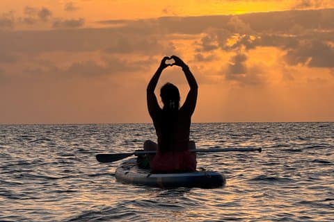 Passeio noturno de stand-up paddle com a Sea Pride em San Andrés.