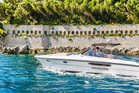 Half day around Capri by Itama 38 speedboat