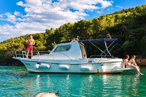 Zadar: Small Group Boat Tour with Drinks & Snorkeling