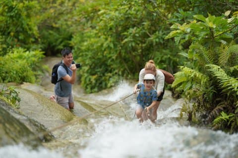 Bua Tong Sticky Waterfall, énorme grotte et temple BanDen - Buffet thaïlandais