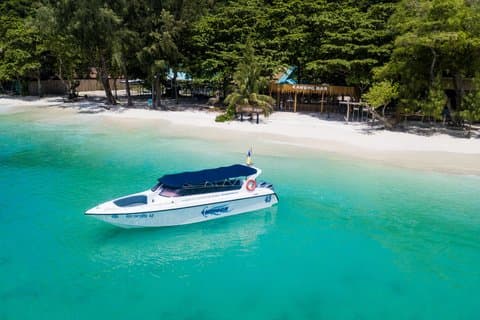 Playa Kahung en Coral Island en lancha rápida