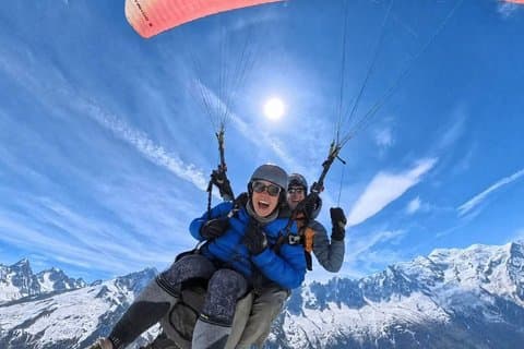 An emotional and personalized paragliding flight experience