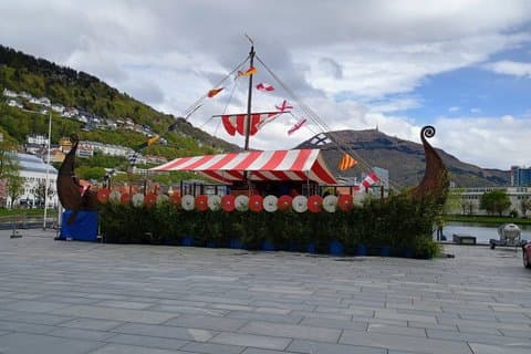 Walking tour: Medieval Spirit of Bergen + sweet Arctic gifts