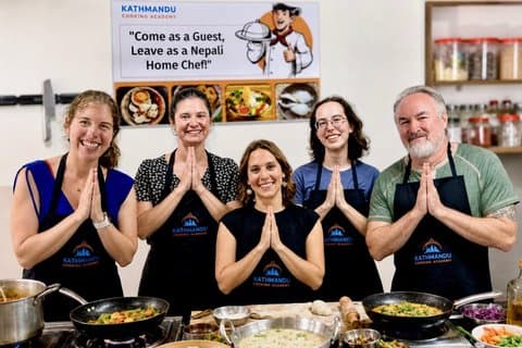 Katmandou : Cuisiner des plats et des momos népalais avec des chefs locaux et pick-up