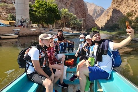 Deling turer til Wadi Shab med Sinkhole og Fins Beach