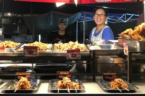 Tour gastronómico callejero de Chiang Mai por la noche
