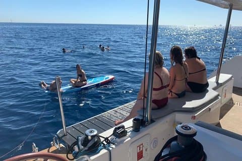 バルセロナカタマランクルーズ（スイムタパスフリーパスナイトクラブ付）