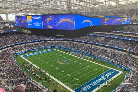 Los Angeles Chargers fotbollsmatch på SoFi Stadium