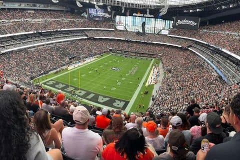 Jogo de futebol dos Las Vegas Raiders no Estádio Allegiant
