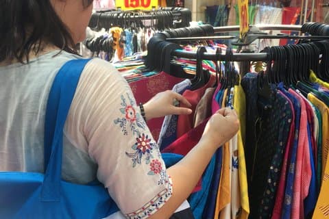 Tour privato personalizzato dello shopping di Delhi con Guida locale