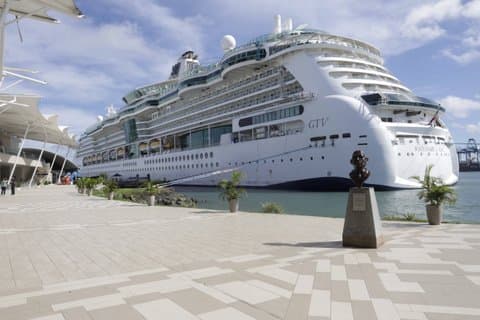Private round-trip transfer service for cruisers